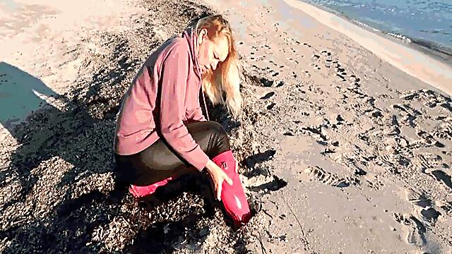 Stuck On The Beach Avi (1920*1080) Hd