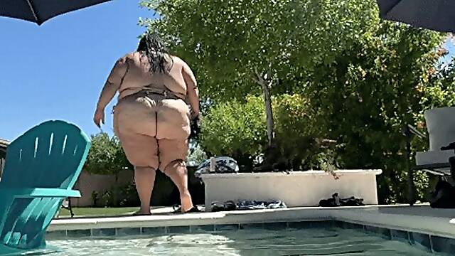 Voyeur Bikini Try-On, Ass Shaking In The Pool