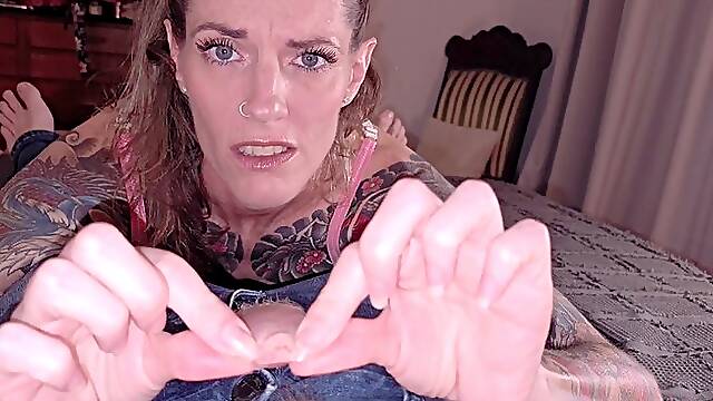 Sinbun Wants To Treat Herself This Christmas, But When The Moment Comes Shes Met With An Unfortunate