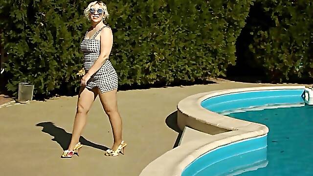 Pretty Woman By The Pool In Pantyhose And Heels