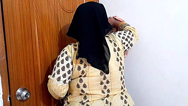 Egyptian Sexy Big Tits & Big Ass Office Worker Gets Fucked By Boss While Cleaning Office & Gets Prom