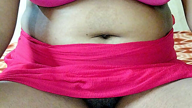 Hot Saira Bhabhi Masturbated With Brinjal And Cucumber In Her Chute.