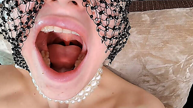 Hrana, Dekle, Ženska Dominacija, Majhne Joške