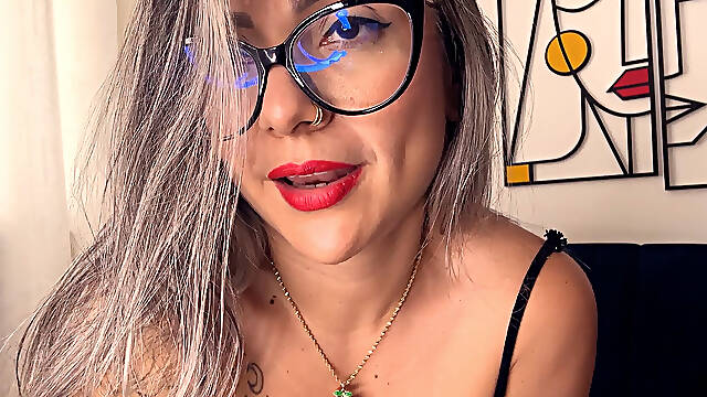 Colombian Woman Seduces Her Partner Via Video Call Until Orgasm